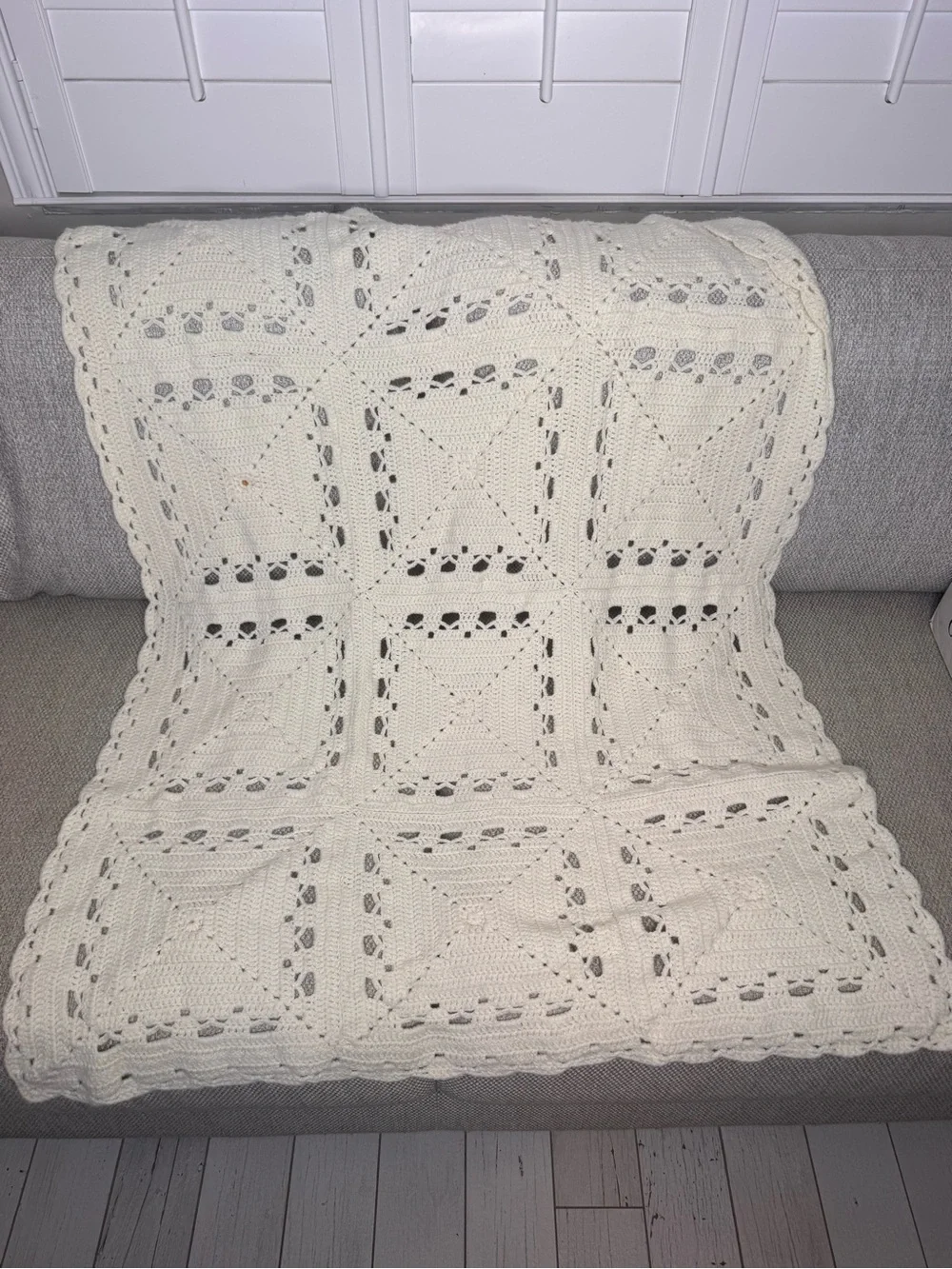Vintage Handmade Knit Granny Square Floral Daisy Throw Blanket Cream 53x41